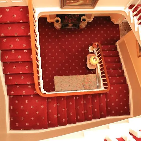 Alhambra Court 4*