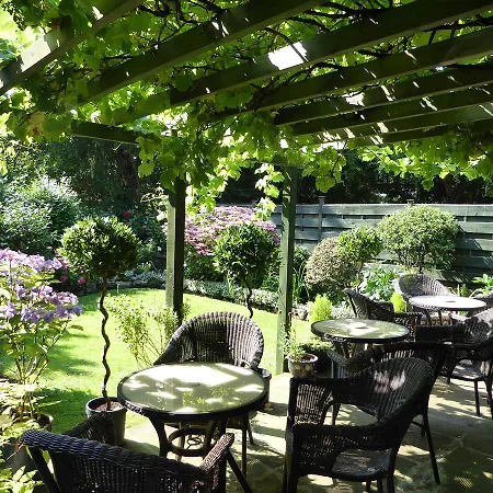 Отель Alhambra Court