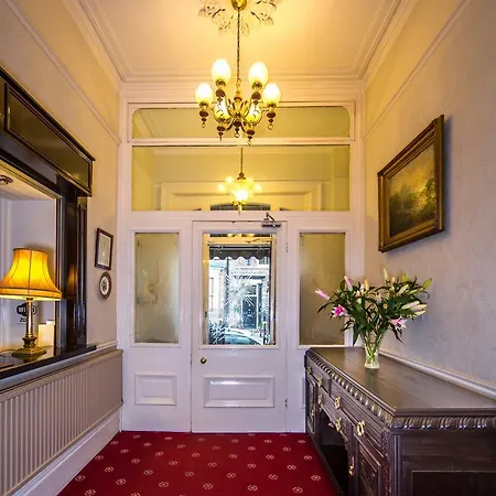 Отель Alhambra Court 4*